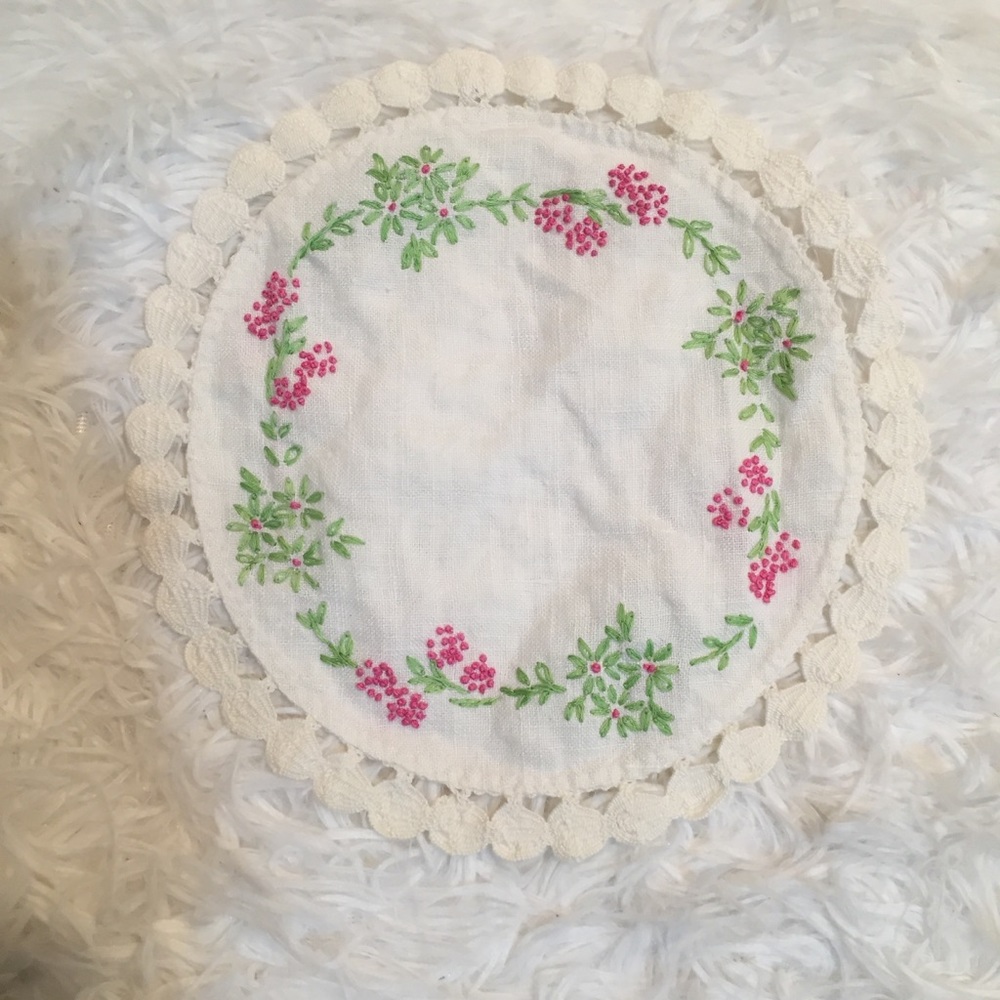 🌵BOGO🌵Pretty Round floral embroidered Doily